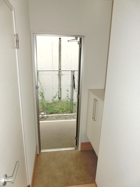 玄関　玄関にはシューズボックス。