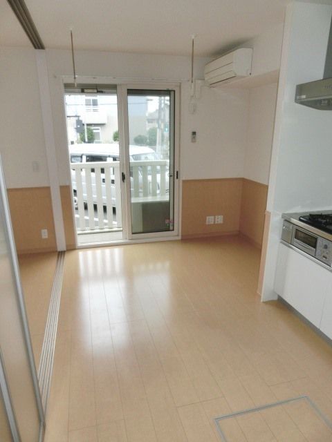 居室・リビング　前面が敷地内駐車場で明るいお部屋です。