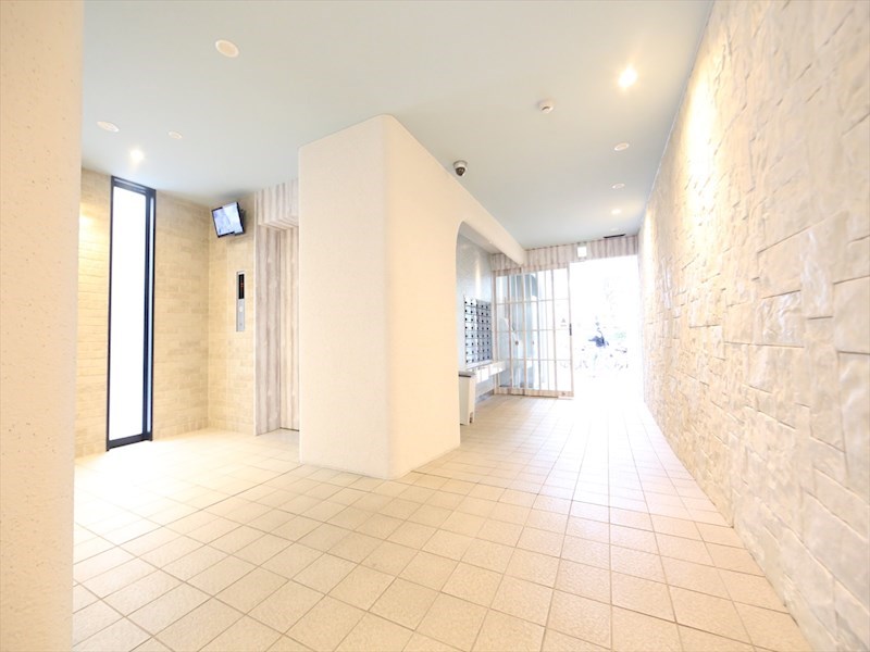 エントランス　エントランス　オートロック　宅配ＢＯＸ　防犯カメラ