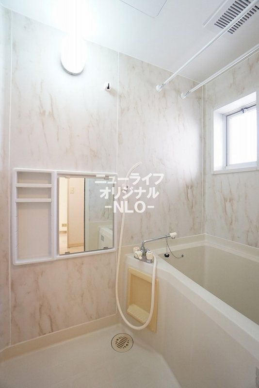 バス・シャワールーム　小窓付きで換気にも便利なバスルーム☆