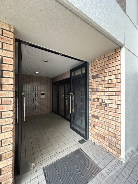 エントランス　明るいエントランスであなたのお帰りをお待ちします＾＾