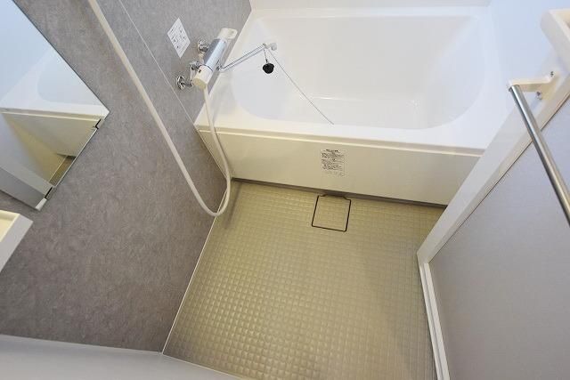 バス・シャワールーム　★清潔感のあるバスルーム・窓付き・浴室乾燥機付きです★