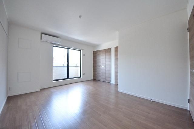 居室・リビング　★10帖の洋室・広くレイアウトのしやすいお部屋・片面アクセ…