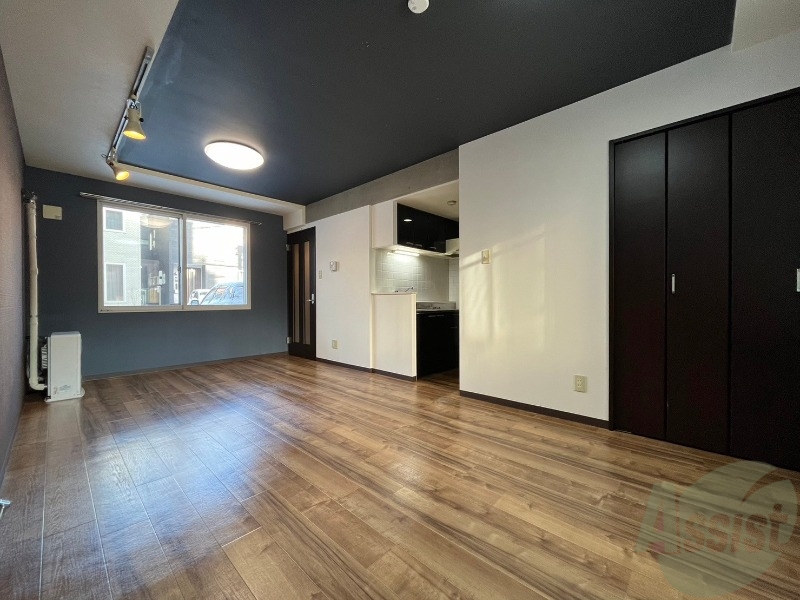 居室・リビング　フローリングや壁の色がお洒落な印象のリビングです。