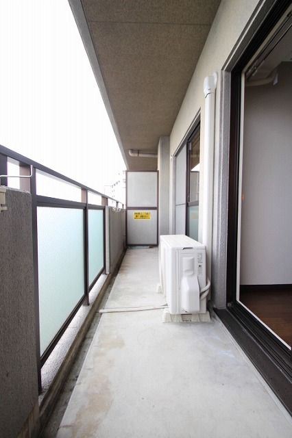 バルコニー　同物件、別号室のものです。