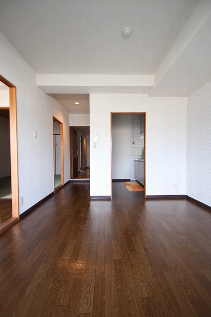 居室・リビング　同物件、別号室のものです。