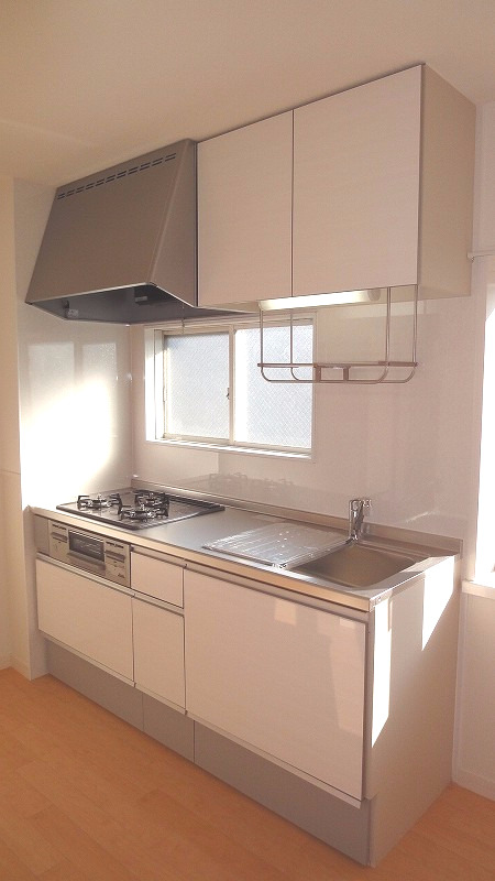 キッチン　グリル付き3口ガスコンロのシステムキッチンです☆換気のできる