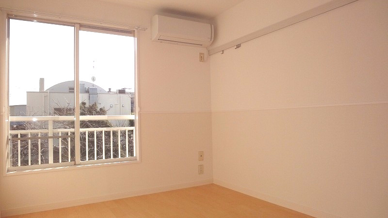 その他部屋・スペース　南西向き洋室5.4帖☆収納スペースがあります♪荷物の多い方も