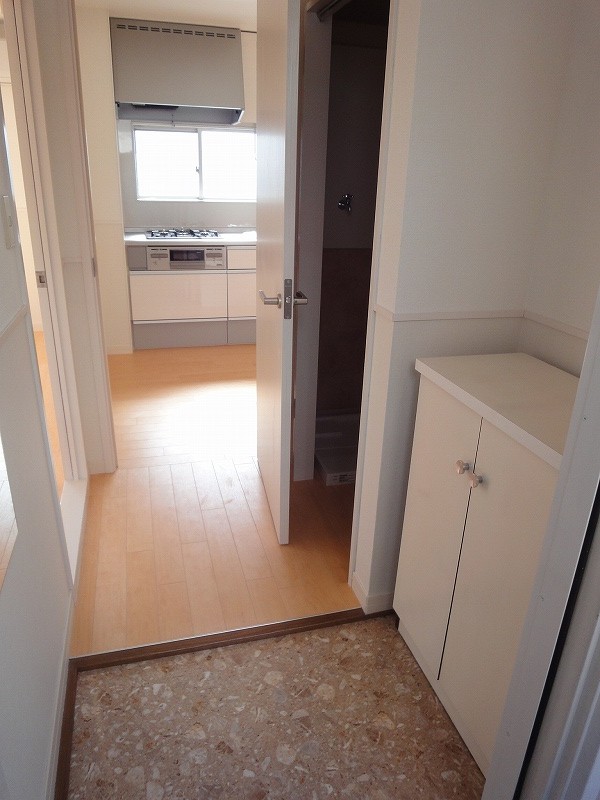 玄関　シューズボックス付きで玄関すっきり片付きます！上に写真やかわ