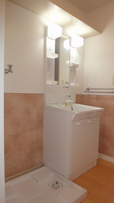 眺望　洗面所内、洗髪洗面化粧台横にある室内洗濯機置き場です♪防水パ