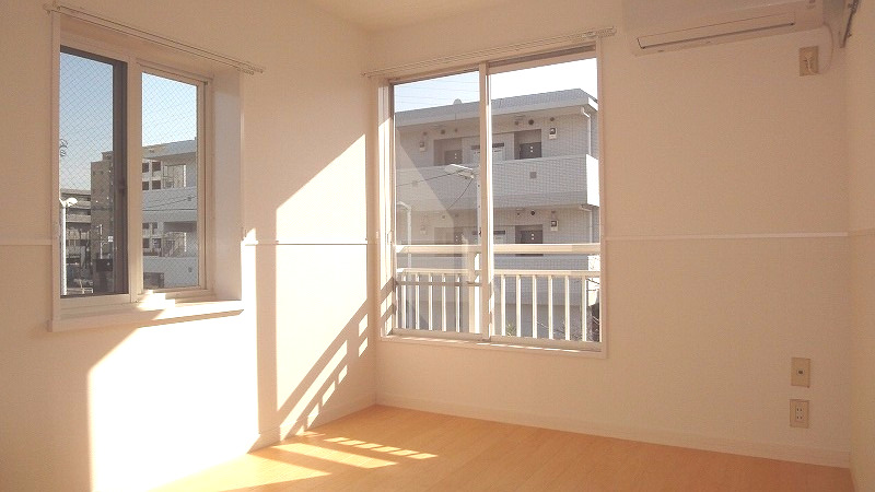 居室・リビング　南西向き洋室5.4帖☆角部屋二面採光のお部屋です☆二面採光の