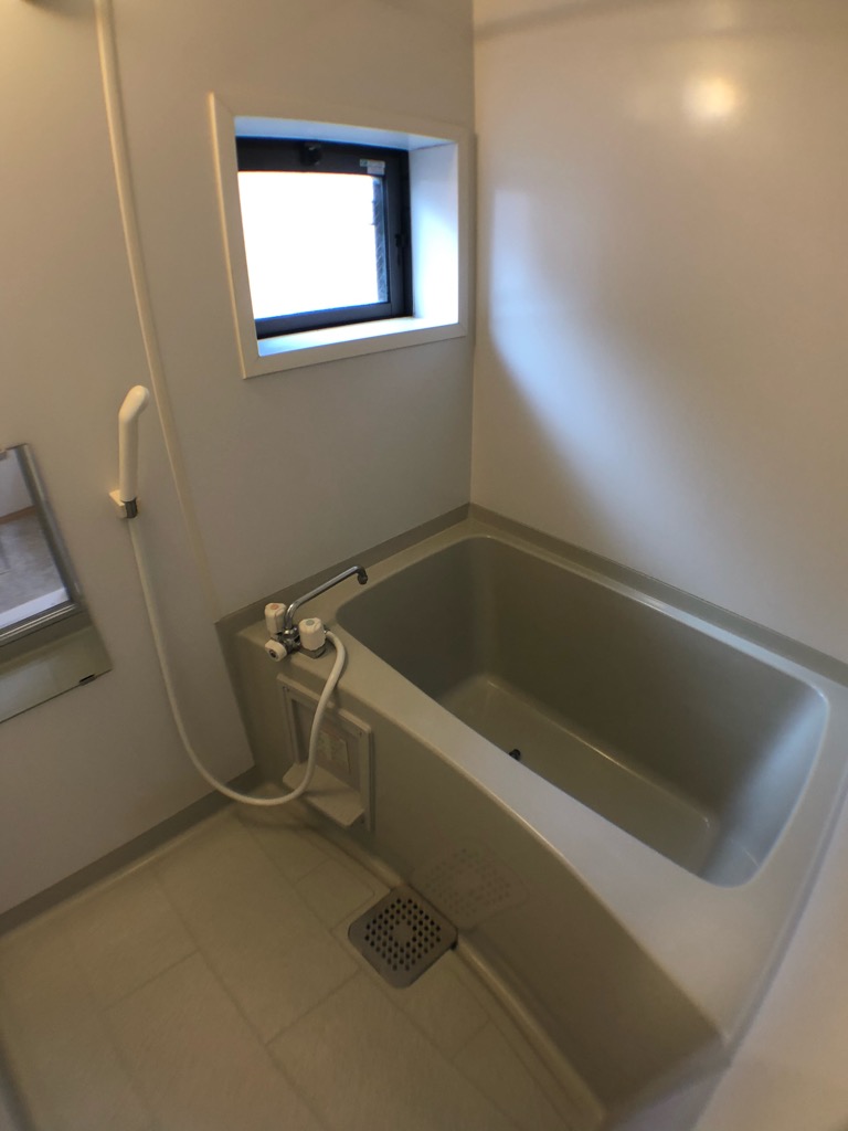 バス・シャワールーム　窓のある浴室です☆