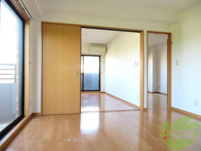 居室・リビング　リビングはこんな感じです。窓が大きくてよく陽が入ってきます。