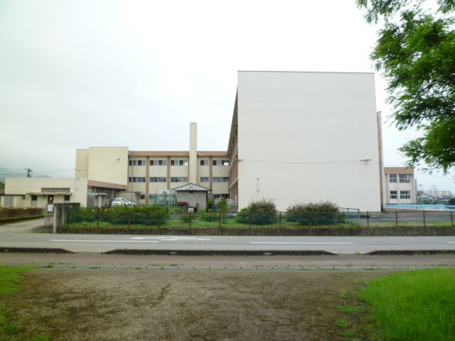 小学校　井波小学校（小学校）まで2500m