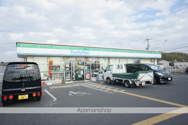 コンビニ　ファミリーマート（コンビニ）まで880m