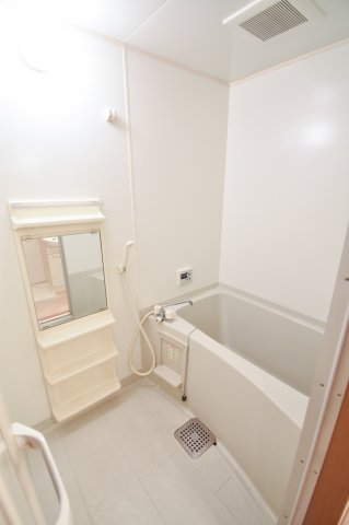 バス・シャワールーム　ちょうどいいサイズのお風呂です。お掃除も楽にできますよ。