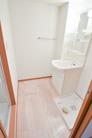 洗面設備　人気の独立洗面所にはうれしいシャンプードレッサー完備です。