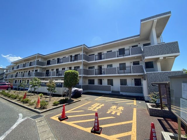 建物外観　インターネット無料！重厚な鉄筋コンクリート造のマンションです