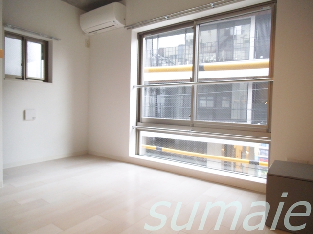 居室・リビング　二面採光で明るく開放的です♪