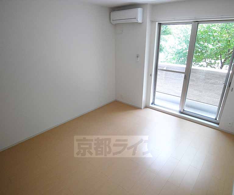 居室・リビング　２０１３年築の単身向けのお部屋です