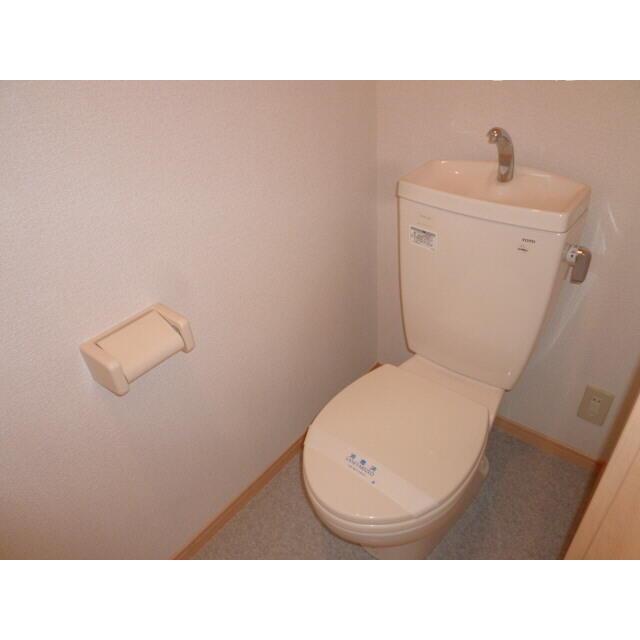 トイレ　落ち着いた色調のトイレです