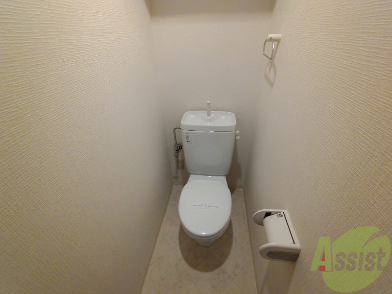 トイレ　トイレです。タオル掛けもついて便利ですね。