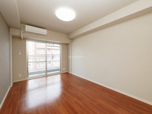 その他部屋・スペース　落ち着いた色調の寝室です