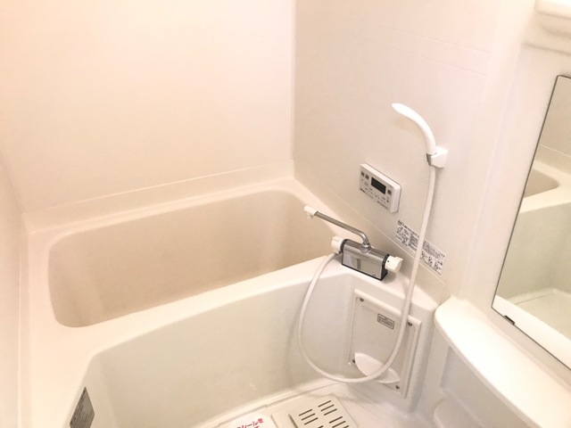 バス・シャワールーム　掲載写真は同型の左右反転の部屋を掲載しております。実際のお写