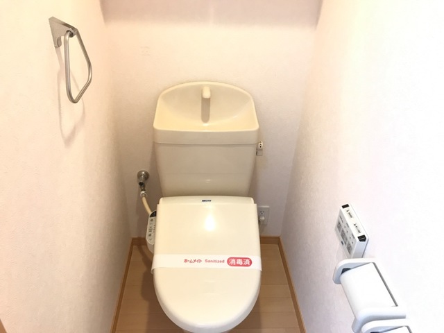 トイレ　掲載写真は同型の左右反転の部屋を掲載しております。実際のお写