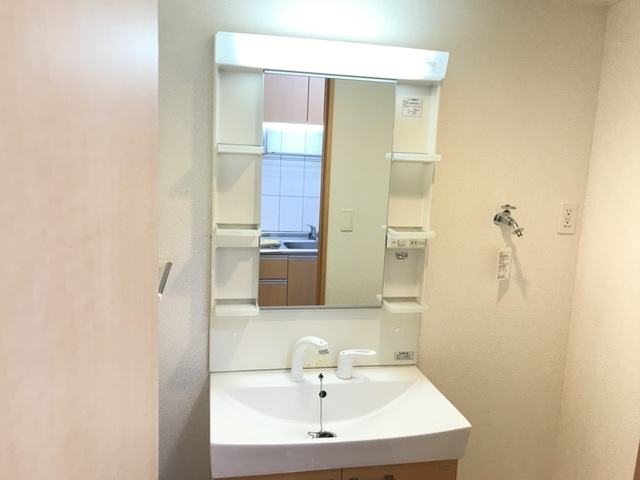 洗面設備　掲載写真は同型の左右反転の部屋を掲載しております。実際のお写