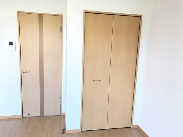 収納　掲載写真は同型の左右反転の部屋を掲載しております。実際のお写