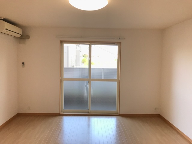 居室・リビング　掲載写真は同型の左右反転の部屋を掲載しております。実際のお写