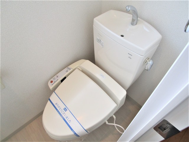 トイレ　別号室の参考写真になります。