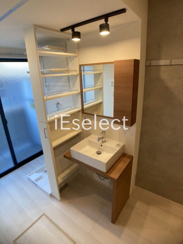 洗面設備　収納棚備え付きのオシャレな洗面スペース