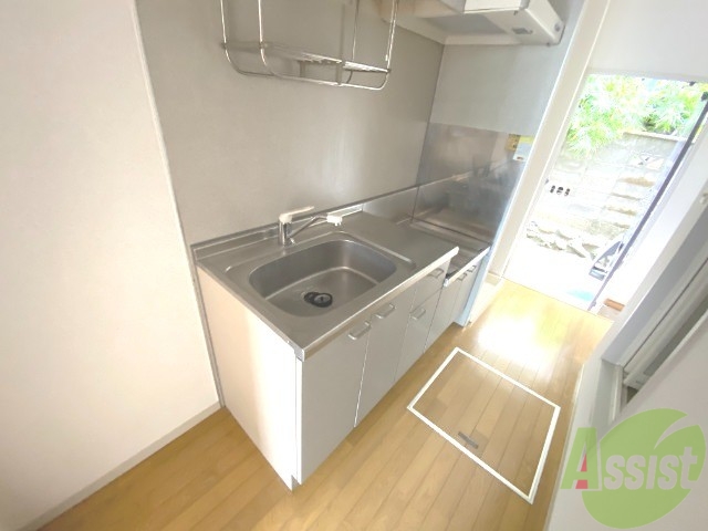 キッチン　十分な大きさのキッチンですね。２口コンロも置けます。