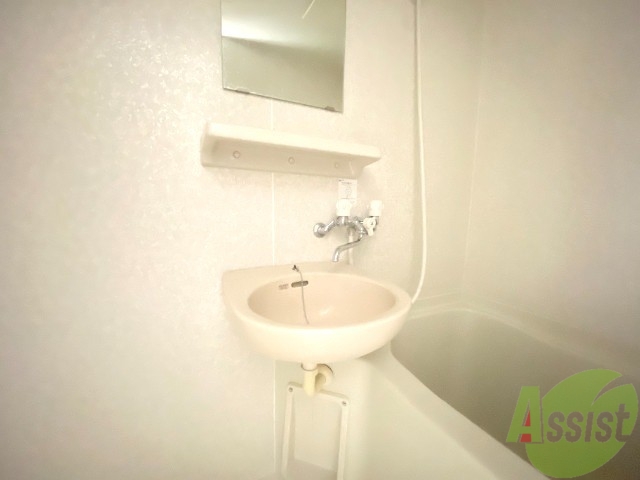 洗面設備　お風呂に入りながらここも掃除できちゃいますね。