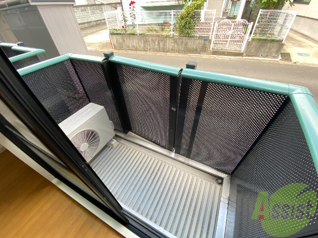 バルコニー　少し小さくても洗濯物はちゃんと外に干せますよ。