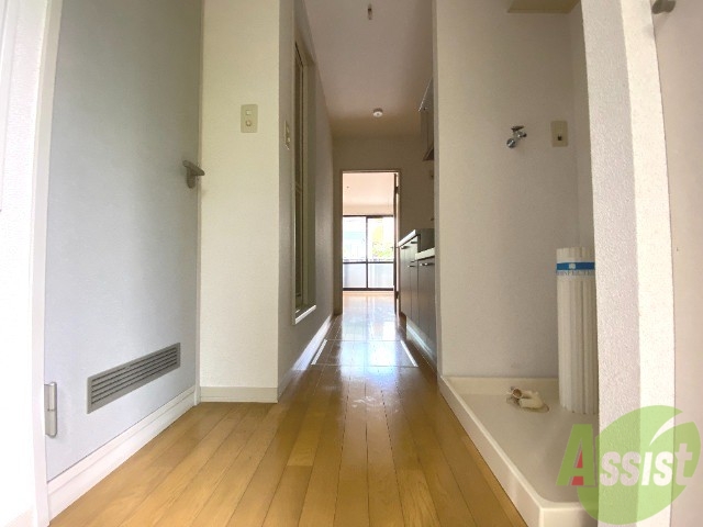 玄関　玄関からも陽の光が見えて、気持ちが良いですね。