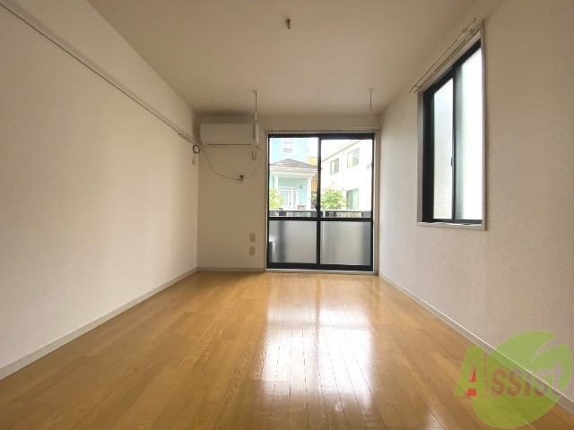 居室・リビング　６帖の洋室です。広々として、きれいですね