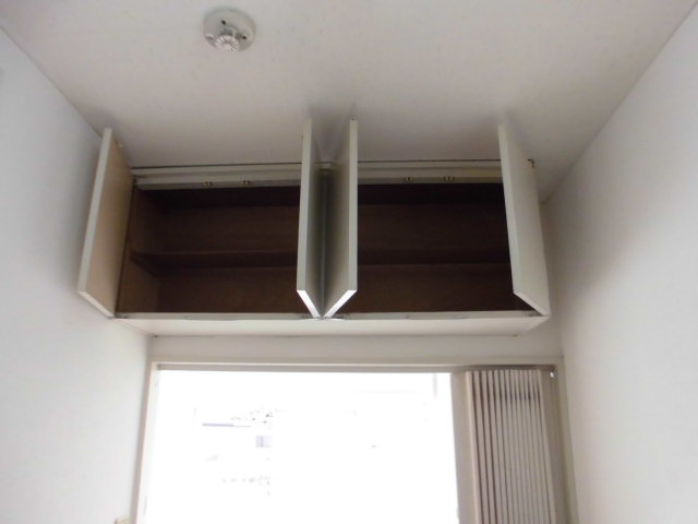その他部屋・スペース　キッチン上部に吊戸棚があります。