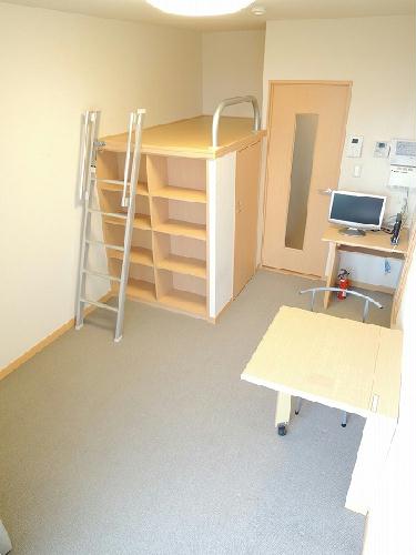 居室・リビング　備え付けのテーブルは折りたたみ可能です