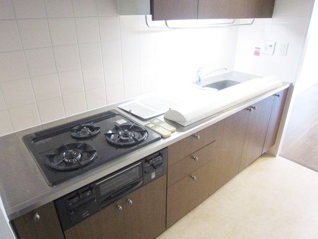 キッチン　グリル付3口システムキッチンでお料理も楽しくなります。