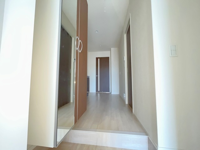 玄関　姿見付きのトールサイズのシューズボックス＊