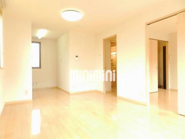 居室・リビング　照明つきの明るく開放的なリビングです。