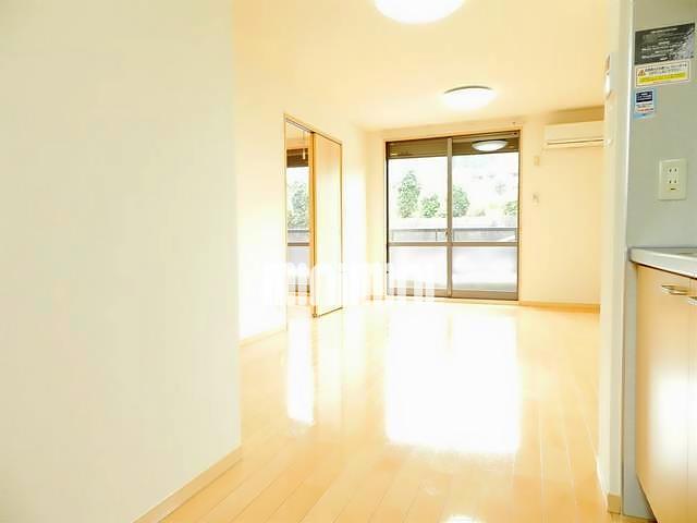 その他部屋・スペース　テラスに面した明るいリビングです。