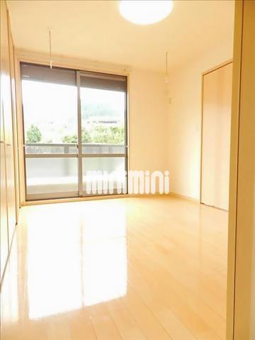 その他部屋・スペース　洋間６帖も窓が大きく、テラスに出られます。