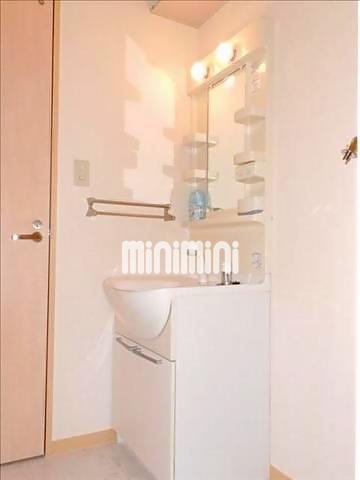 洗面設備　髪も洗える洗面台です。