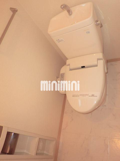 トイレ　ウォシュレットトイレです。棚あります。