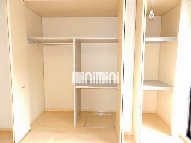 収納　洋室６帖には、奥行きたっぷりの収納です。