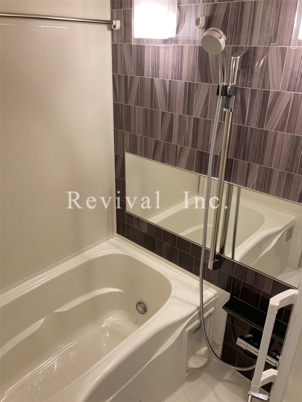 バス・シャワールーム　追い焚き・浴室乾燥完備でございます